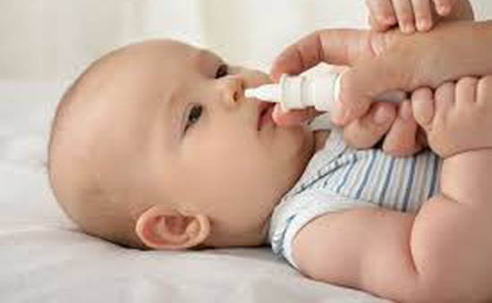 Rửa mũi nhầm dùng dịch cồn 90 độ, bé 1 tuổi nhập viện