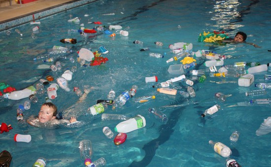 Cho học sinh... bơi trong rác để giáo dục bảo vệ môi trường