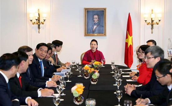 Chủ tịch Quốc hội Nguyễn Thị Kim Ngân gặp gỡ cộng đồng người Việt tại Pháp