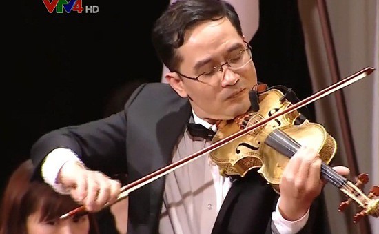 Nghệ sĩ Nguyễn Xuân Huy và cây đàn violin sứ độc đáo
