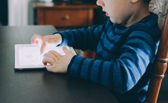 Con trai "nghịch dại" khiến iPad của bố bị khóa gần nửa thế kỷ