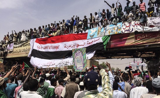 Sudan liên tiếp thay 2 Tổng thống trong 2 ngày