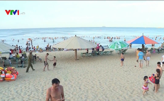 Du khách đổ về các bãi biển miền Trung dịp nghỉ lễ Giỗ tổ Hùng Vương