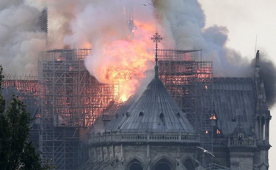 Toàn cảnh vụ cháy lớn ở Nhà thờ Đức Bà Paris, Pháp