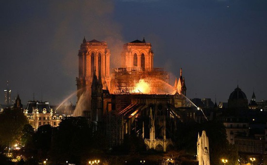 Pháp tôn vinh những người lính cứu hỏa tham gia chữa cháy Nhà thờ Đức Bà