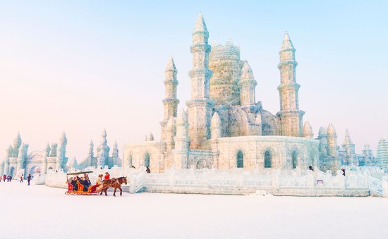 Khung cảnh hỗn độn khi những tòa lâu đài băng đẹp nhất thế giới tan chảy