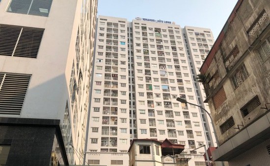 Hà Nội: Bé trai 4 tuổi rơi từ tầng 11 chung cư xuống mái che tầng 1