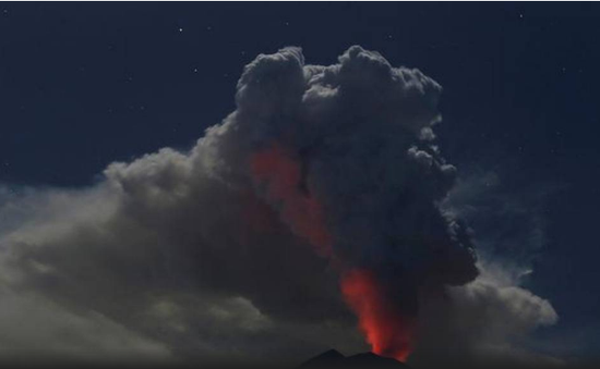Núi lửa Agung trên đảo Bali, Indonesia thức giấc
