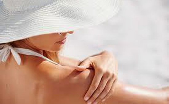 Sử dụng kem chống nắng để bảo vệ làn da trước tia cực tím