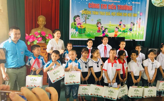 Trao tặng 20 suất học bổng và 1.140 suất quà đến với học sinh nghèo vượt khó tỉnh Hải Dương