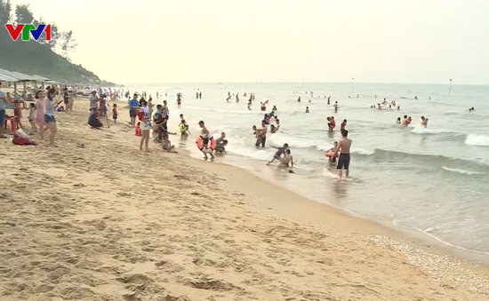 Nắng nóng lên đến 43 độ C, người dân đổ xô về bãi biển Hà Tĩnh giải nhiệt