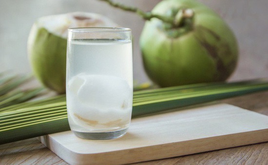 Chị em có nên uống nước dừa khi đau bụng kinh?