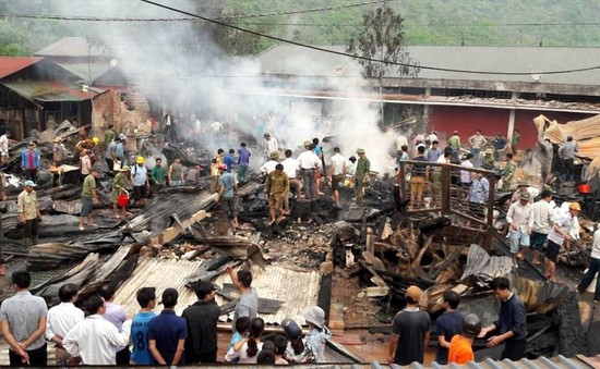 Hỏa hoạn thiêu rụi 6 căn nhà tại chợ Nậm Cuổi, Lai Châu