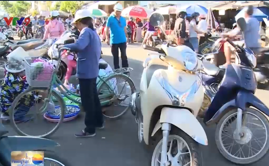 Nha Trang: Vì sao có chợ mà vẫn họp chợ ở trên đường?