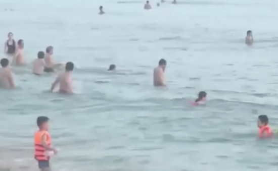 Phú Yên: Người tắm biển bất an vì đội cứu hộ bị giải tán