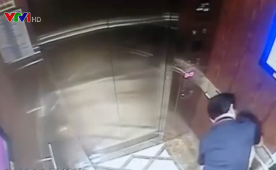 Vấn nạn dâm ô trong thang máy: Cần phải xử lý mạnh tay!