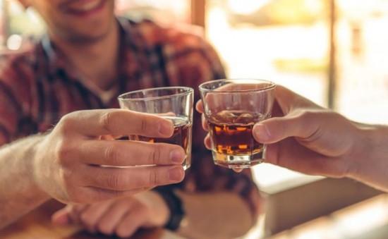 Uống rượu đều đặn không có tác dụng chống đột quỵ