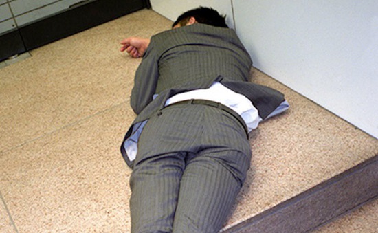 Doanh nhân Nhật Bản ngủ gật ở lề đường do làm việc quá sức
