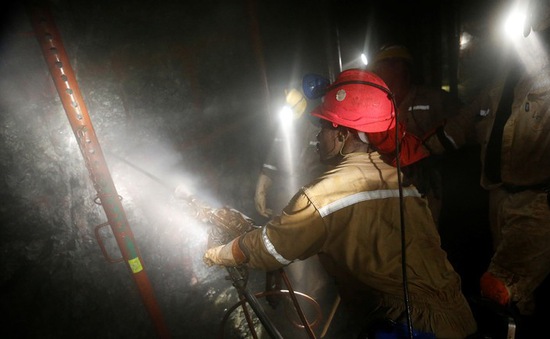 Nam Phi: 1.800 công nhân mắc kẹt trong mỏ bạch kim