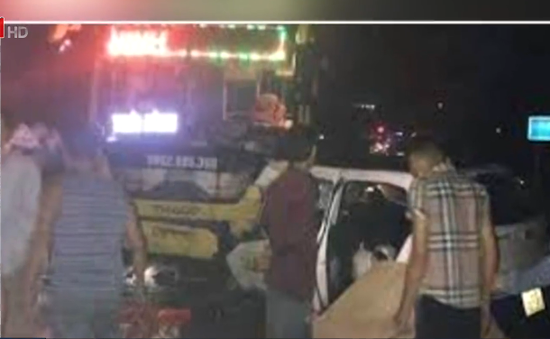 Taxi đối đầu xe khách, 5 người thương vong