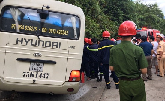 Xe khách gặp tai nạn khi đổ đèo Bạch Mã, 18 người bị thương