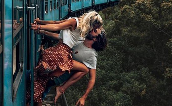 Cặp đôi nam nữ bị chỉ trích vì nụ hôn hoang dại trên tàu hỏa đang chạy