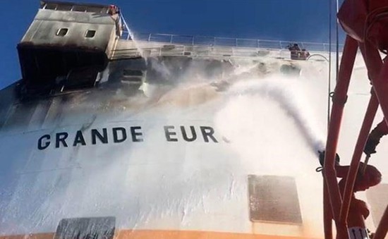 Tàu chở hơn 1.800 ô tô bốc cháy trên Địa Trung Hải