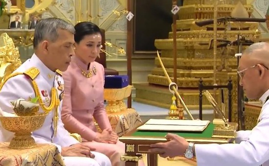 Nhà vua Thái Lan Rama X sắc phong hoàng hậu