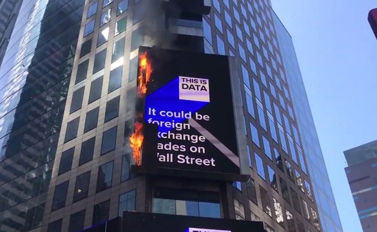 Biển quảng cáo ở quảng trường Thời đại, Mỹ bốc cháy