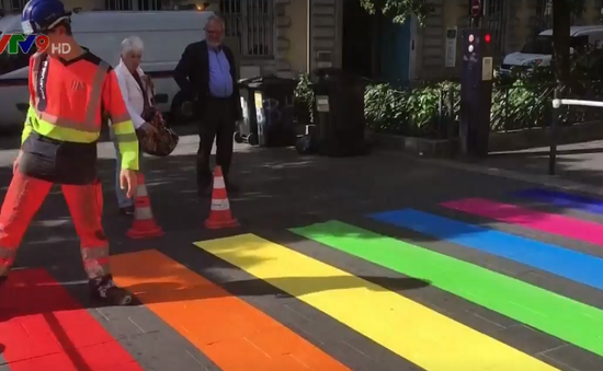 Pháp: Sơn vạch kẻ đường theo màu cầu vồng chống kỳ thị đồng tính