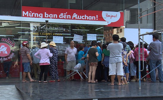 TP.HCM: Siêu thị Auchan vỡ trận vì khuyến mãi sập sàn