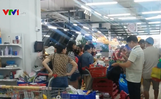 Người dân TP.HCM đổ xô mua hàng, siêu thị Auchan quá tải