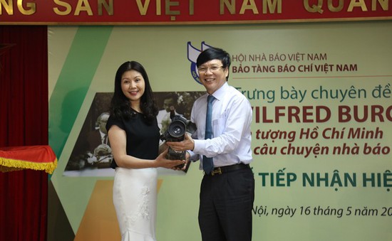 Trường Cao đẳng Truyền hình trao tặng hiện vật cho Bảo tàng Báo chí Việt Nam