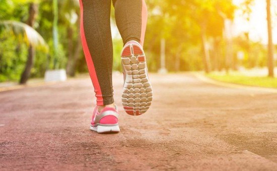 Đau chân khi đi bộ: cảnh báo bệnh lý mạch máu