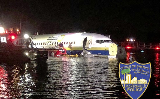 Máy bay Boeing 737 chở gần 150 người lao xuống sông