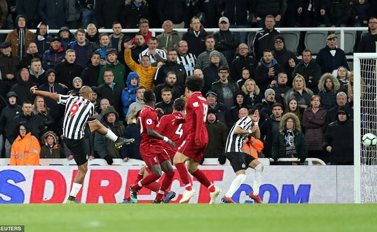 VIDEO Newcastle 2-3 Liverpool: Thắng nghẹt thở, The Kop "cầm cờ" thách thức Man City