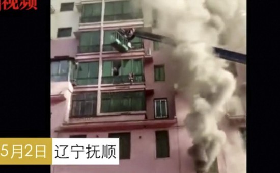 Trung Quốc: Người lái cần cẩu cứu 14 người bị kẹt trong tòa nhà cháy