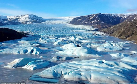 Cận cảnh vẻ đẹp kỳ ảo của dòng sông băng lớn nhất châu Âu