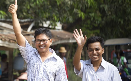 Myanmar trả tự do cho 2 phóng viên Reuters