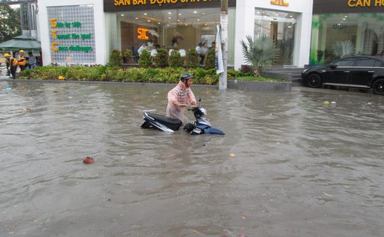 TP.HCM: Cơn mưa đầu mùa khiến nhiều nơi ngập nước