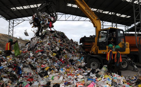 Philippines ra hạn chót cho Canada mang 100 container rác về nước