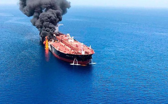 Mỹ công bố video cáo buộc Iran gỡ mìn chưa nổ khỏi tàu chở dầu bị tấn công