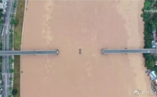 Sập cầu tại Trung Quốc, 2 ô tô rơi xuống sông
