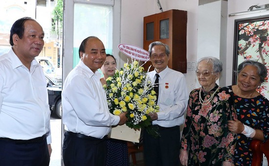 Thủ tướng Nguyễn Xuân Phúc thăm các nhà báo lão thành