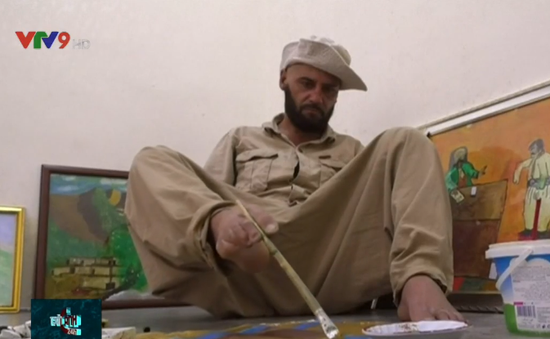 Họa sỹ Iraq vẽ tranh bằng chân
