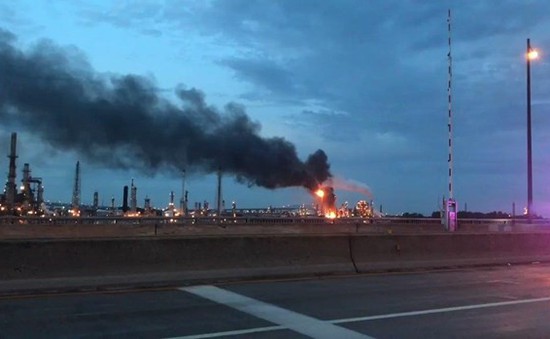 Cháy nổ lớn tại nhà máy lọc dầu ở bang Pennsylvania, Mỹ