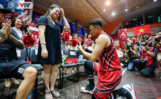 Cầu thủ Thang Long Warriors cầu hôn bạn gái ngay trên sân