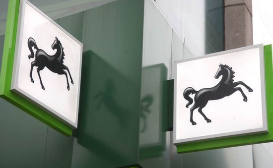 Anh: Tập đoàn ngân hàng Lloyds đóng băng 8.000 tài khoản để chống rửa tiền