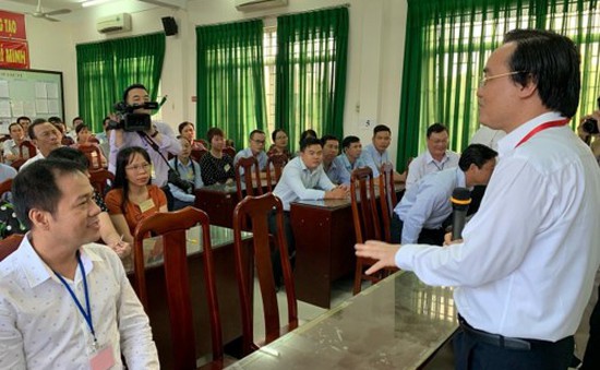 Bộ trưởng Phùng Xuân Nhạ kiểm tra công tác thi THPT Quốc gia tại Long An