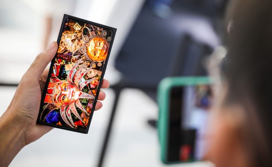 Oppo ra mắt camera ẩn dưới màn hình trên smartphone